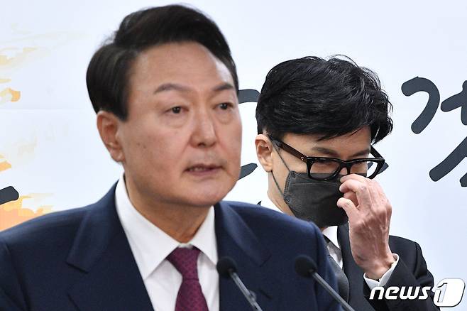 윤석열 대통령 당선인이 13일 오후 서울 종로구 통의동 대통령직인수위원회 브리핑룸에서 2차 국무위원 후보 및 대통령 비서실장 인선 발표를 하고 있다. 오른쪽은 한동훈 법무부 장관 후보자. 2022.4.13/뉴스1 © News1 인수위사진기자단