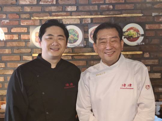왕육성 사부의 수제자이자 ‘진진’의 총주방장인 황진선(왼쪽) 셰프와 왕 사부가 함께 찍은 사진. ‘진진’ 제공