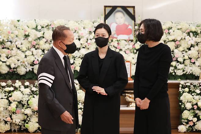 Filmmakers are coming to the Kang Soo-yeon mortuary, the Aid World Star who left the world, and memorializing them one after another.Kang Soo-yeon, who was found dead at 5:40 pm on May 5 at his home in Seoul Gangnam, was taken to the hospital, but died at 3:00 pm on July 7, three days after he was unconscious.Several filmmakers came to the funeral hall of Samsung Seoul Hospital, where the funeral hall was set up on the 9th, and shared their sad hearts in honor of the deceased.Many colleagues visited, including Yang Dong-geun, Ye Ji-won, Jung Yu-mi and Yu Hae-jin, and Im Kwon-taek stayed with the deceased for two consecutive days.In particular, Kim Bo-sung expressed his heartbreaking heart toward the deceased and said, I remember talking when I was in trouble. I admired and loved Kang Soo-yeon.Kang Soo-yeon, who was born in 1966 and has been a child actor for Asian broadcasting since 1969, won the Best Actress Award at the Venice International Film Festival, the worlds third largest film festival, for the first time as a Korean actor through the 1986 film Seed.In 1989, the deceased, who showed a shaved tug of war through Aze Aze Baraze, received the Best Actress Award at the Moscow Film Festival.Since then, he has hit Wings to Fall, The Way to the Racecourse, and Blue in You one after another. In the SBS drama Womans Heaven, which moved to the house theater, I won the Grand Prize.From 2015 to 2017, he served as co-chairman of the Pusan ​​International Film Festival.The filmmakers set up the funeral committee of Kang Soo-yeon.Chairman Kim Dong-ho is the chairman of the Gangneung International Film Festival Organizing Committee. The advisors are Kim Ji-mi, Park Jung-ja, Park Jung-hoon, Son Sook, Shin Young-gyun, An Sung-ki, Lee Woo-suk, Im Kwon-taek, Jung Young-woo and Hwang Ki-sung.The funeral committee members are Kang Woo-suk, Kang Jae-gyu, Kang Hye-jung, Kwon Young-rak, Kim Nan-sook, Kim Han-min, Kim Ho-jung, Ryu Seung-wan, Myung Gye-nam, Moon Sung-geun, Munsori, Min Kyu-dong, Park Kwang-soo (female film festival), Park Ki-yong, Park Jung-bum, Bang Eun-jin, Bae Chang-ho, Byun Seung-min, Ye Ji-won, Won Dong-yeon, Yoo In-taek, Yoo Tae-tae, Yoon Jae-gyun, Lee Kwang-guk, Yong-gwan, Lee Eun, Lee Jang-ho, Lee Jun-dong, Lee Chang-dong, Lee Hyun-seung, Jeon Do-yeon, Jang Sun-woo, Jung Woo-sung, Ju Hee, Cha Seung-jae, Chae Yoon-hee, Choi Dong-hoon, Choi Jae-won, Choi Jung-hwa, Huh Moon- ...