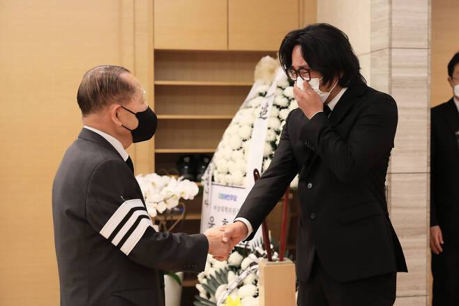 Filmmakers are coming to the Kang Soo-yeon mortuary, the Aid World Star who left the world, and memorializing them one after another.Kang Soo-yeon, who was found dead at 5:40 pm on May 5 at his home in Seoul Gangnam, was taken to the hospital, but died at 3:00 pm on July 7, three days after he was unconscious.Several filmmakers came to the funeral hall of Samsung Seoul Hospital, where the funeral hall was set up on the 9th, and shared their sad hearts in honor of the deceased.Many colleagues visited, including Yang Dong-geun, Ye Ji-won, Jung Yu-mi and Yu Hae-jin, and Im Kwon-taek stayed with the deceased for two consecutive days.In particular, Kim Bo-sung expressed his heartbreaking heart toward the deceased and said, I remember talking when I was in trouble. I admired and loved Kang Soo-yeon.Kang Soo-yeon, who was born in 1966 and has been a child actor for Asian broadcasting since 1969, won the Best Actress Award at the Venice International Film Festival, the worlds third largest film festival, for the first time as a Korean actor through the 1986 film Seed.In 1989, the deceased, who showed a shaved tug of war through Aze Aze Baraze, received the Best Actress Award at the Moscow Film Festival.Since then, he has hit Wings to Fall, The Way to the Racecourse, and Blue in You one after another. In the SBS drama Womans Heaven, which moved to the house theater, I won the Grand Prize.From 2015 to 2017, he served as co-chairman of the Pusan ​​International Film Festival.The filmmakers set up the funeral committee of Kang Soo-yeon.Chairman Kim Dong-ho is the chairman of the Gangneung International Film Festival Organizing Committee. The advisors are Kim Ji-mi, Park Jung-ja, Park Jung-hoon, Son Sook, Shin Young-gyun, An Sung-ki, Lee Woo-suk, Im Kwon-taek, Jung Young-woo and Hwang Ki-sung.The funeral committee members are Kang Woo-suk, Kang Jae-gyu, Kang Hye-jung, Kwon Young-rak, Kim Nan-sook, Kim Han-min, Kim Ho-jung, Ryu Seung-wan, Myung Gye-nam, Moon Sung-geun, Munsori, Min Kyu-dong, Park Kwang-soo (female film festival), Park Ki-yong, Park Jung-bum, Bang Eun-jin, Bae Chang-ho, Byun Seung-min, Ye Ji-won, Won Dong-yeon, Yoo In-taek, Yoo Tae-tae, Yoon Jae-gyun, Lee Kwang-guk, Yong-gwan, Lee Eun, Lee Jang-ho, Lee Jun-dong, Lee Chang-dong, Lee Hyun-seung, Jeon Do-yeon, Jang Sun-woo, Jung Woo-sung, Ju Hee, Cha Seung-jae, Chae Yoon-hee, Choi Dong-hoon, Choi Jae-won, Choi Jung-hwa, Huh Moon- ...