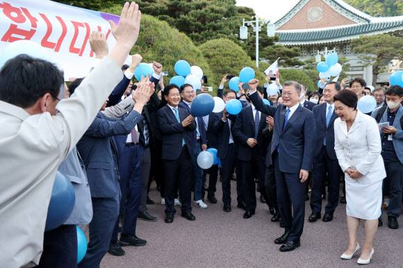 직원들과 인사하는 문 대통령 - 문재인 대통령이 9일 오후 청와대 본관 앞에서 퇴근하며 직원들을 향해 손을 들어 인사하고 있다. 2022.5.9 연합뉴스
