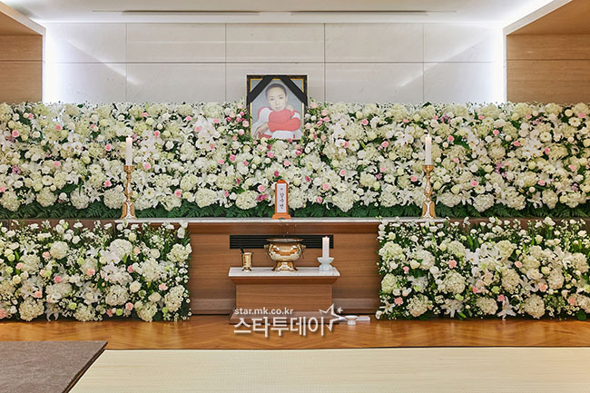 With the entrance ceremony of the late actor Kang Soo-yeon (55) being strictly observed, fellow filmmakers followed the visit of Winston Chao to the mortuary.Kang Soo-yeon, who died on the 7th, was held in a solemn and reverent atmosphere at the funeral hall of Samsung Seoul Hospital, where the funeral hall was set up at 10 am on the 9th.Too soon, the deceased and his family left the country in a terrible way.Kim Dong-ho, chairman of the funeral committee, and the chairman of the Gangneung International Film Festival (formerly the president of the Busan International Film Festival), also kept the mortuary.Im Kwon-taek, who directed Seedee and Azease Baraze, also visited the mortuary again this morning.Han Ji-il, who is looking for a mortuary every day, said, It was a very strong actress. How can such a small body come out of such power? I was always great and proud.It was a pretty, cute, and budding junior. I was always as smart and brave as my work. I am not the first treasure to announce our Korean movie to the world.I feel so sad, he said.Kim Bo-sung said, It is the best actress in Korean history, but I can not believe it suddenly. It is the best righteousness that developed Korean movies.I have a memory that I talked to on the phone when I was in trouble, and I am a memory that told me to be strong because I am doing tteokbokki business.I admired and loved Kang Soo-yeon so much. On the previous day, Lee Byung-hun, Kim Bo-sung Kim Eui-sung Han Ye-ri Yunjin Kim Hye-soo Lee Mi-yeon Yunjin Kim Moon Geun-young Han Ji-il Ryu Kyung-soo Park Jung-ja and others were Winston Chao.Bong Joon-ho, Yoon Jae-gyun, Kim Tae-yong, Lim Soon-rye, Yeon Sang-ho, and Min Kyu-dong.The deceased was greeted by Winston Chao people with a beautiful appearance in the portrait.The photo was selected by a funeral committee composed of filmmakers, and was taken by photographer Koo Bon-chang in 2004 for the magazine bazaar Timeless Beauty.A wave of memorials also followed on social media.Yoon Young-mi, an announcer, also revealed the deceaseds story on SNS on the 8th. Yoon said, I heard from my owner.She was in a place to support the whole family in a situation of not being enough, but she was a big and great actor, he said, referring to the deceased, saying, The restaurant where she often came and drank was filled with water and the boiler broke down in the rainy season, and the owner was sitting in a mood.Actor Jung Bo-seok, who appeared with Kang Soo-yeon and the movie Weston Avenue, told SNS, I got so sad and sad news.The great actor of our film, Kang Soo-yeon, left for heaven; I hope you are not sick there and peaceful. Moon Sung-geun, who breathed in the movie The Way to the Racecourse, also said through SNS, I prayed that Kang Soo-yeon actor, great actor, and wake up with heartbreak.I was very lucky to have entered the entertainment industry and I learned Su-yeons sister shortly after I started to go to the entertainment industry, Hong Seok-cheon, a broadcaster, said on SNS.I love you as you are, said Seokcheon. It was a great strength for me.Kang Soo-yeon was transferred to the hospital on the 5th at his home in Apgujeong-dong, Seoul, South Korea.He was diagnosed with cerebral hemorrhage and was treated unconsciously, but died at 3 pm on July 7.The funeral of the deceased will be held as a film seal, and the chairman will be Kim Dong-ho, former chairman of the honorary executive committee of the Busan International Film Festival, and the advisors will be Kim Ji-mi, Park Jung-ja, Park Jung-hoon, Son Sook, Shin Young-gyun, An Sung-ki, Lee Woo-seok, Im Kwon-taek, Jung Ji-young, Jung Jin-woo and Hwang Ki-sung.Winston Chao will be on the 10th and the opening will be on the 11th. The funeral will be broadcast live on the official YouTube channel of the Film Promotion Committee.