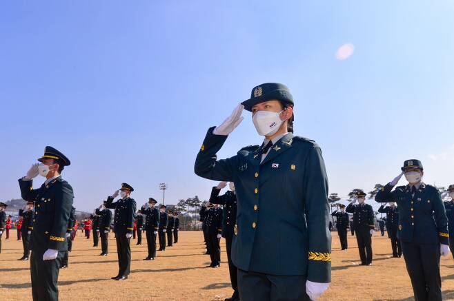 2022년3월 육군학생군사학교에서 열린 2022년 학군장교 임관식에서 신임 장교들이 거수경례하고 있다. /육군 제공