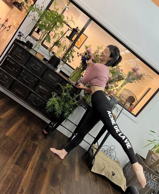 Comedian Ahn Young Mi, 40, has revealed his daily routine of working out.On the morning of the 10th, Ahn Young Mi posted several photos on his instagram, saying, Lonely activist. I like flowers these days. I did not rub flowers under my arm.Ahn Young Mi is in a Pilates figure in crop tops and leggings, showing off her muscular figure with stretch legs, her solid abs eye-catching.In particular, Ahn Young Mi enjoyed his energy-filled workout with a bright expression, turning into a delightful gag woman mode with a dumbbell and attracting attention.Meanwhile, Ahn Young Mi appeared on Netflixs original entertainment Selub is in a meeting released last month.He married Husband, a non-entertainer who was in a foreign company in 2020.