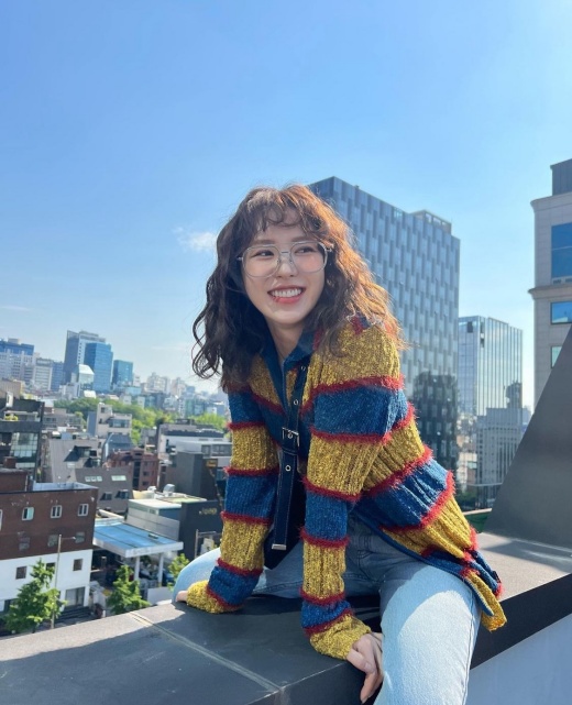 Girl group RED Velvet member Wendy (real name Son Seung-wan and 28) caught the eye with a photo of the railing.On the afternoon of the 10th, Wendy posted a number of photos through his personal instagram, saying, I am not afraid of Son Seung-wan.She sits on the roof railing of a building. Wendy poses in various poses with a relaxed expression.Meanwhile, she also had a lovely charm with her perm hairstyle and colorful fashion, and Wendy showed off her cute vibe while wearing glasses.RED Velvet, to which Wendy belongs, released and made a comeback in March with her new mini-album, The Reve Festival 2022 - The ReVe Festival 2022 - Feel My Rhythm.