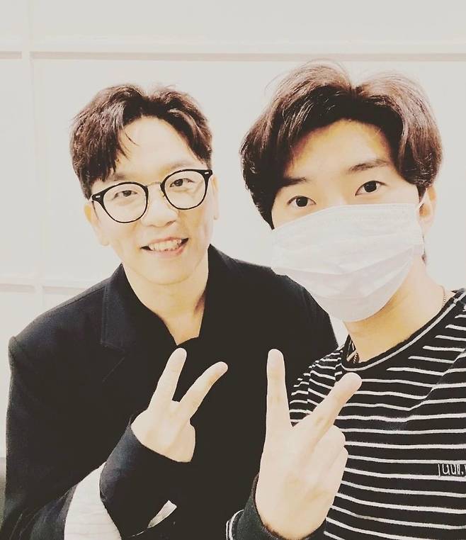 Singer Lee Juck has released a two-shot with Lim Young-woong.Lee Juck posted an article and a photo on his instagram on May 10, Hero who stopped by to give a sign CD to the recording of the Endless Love yesterday.Lee Juck said, I will be tired after finishing the three-day Goyang concert. I am impressed that you are so tired.I will leave a thank you to the wonderful juniors who appeared yesterday.I really do not know yesterday, so I am grateful for the continued thanksgiving, he added, adding to KBS 2TVs Endless Masterpieces .The photo is a self-portrait taken by Lee Juck and Lim Young-woong and a sign CD presented by Lim Young-woong.The two are posing for a good V.Lim Young-woong wrote on the CD, Thank you for your wonderful song! I will always learn a lot. Be healthy and happy.Lim Young-woong recently released his first full-length album, IM HERO; the title song Can I Meet Again was written and written by Lee Juck to collect topics.Can I meet again swept the top of various music charts, and IM HERO sold 1.1 million copies in a week after its release.