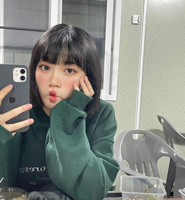 Group LE SSERAFIM Kim Chaewon boasted a cute charm with a naughty look.Kim Chaewon released three photos on her Instagram account on Wednesday, along with a green heart emoji.The photo shows Kim Chaewon smiling on the stairs wearing a man-to-man T-shirt.He showed a cute visual with a single knife in a bang hair. He sat in front of the mirror and gathered his lips and made a chick-like expression and conveyed a charm like a naughty.Meanwhile, LE SSERAFIM, which Kim Chaewon belongs to, debuted to Pieris on the 2nd.