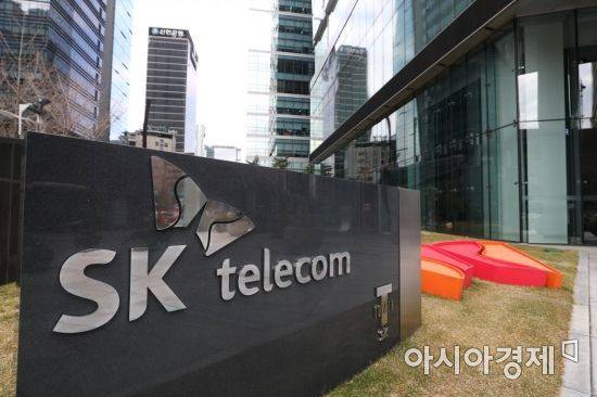 26일 서울 을지로 SK텔레콤 T타워에서 근무하던 직원 한 명이 코로나19 1차 검진에서 양성 판정을 받았다. SK텔레콤 측은 오는 28일까지 건물 출입을 제한하고 방역을 시행할 계획이다. 사진은 이날 T타워. /문호남 기자 munonam@