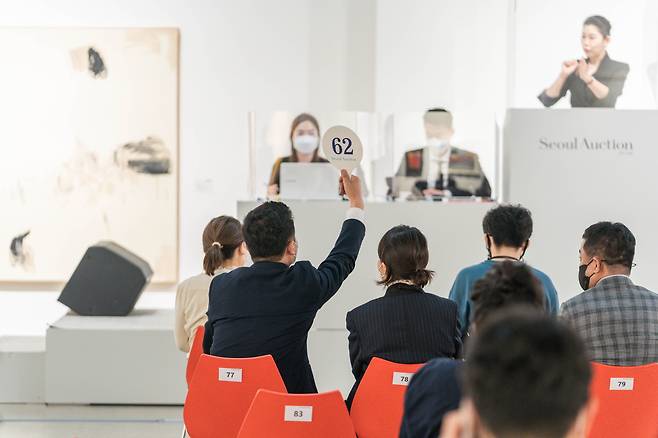 서울옥션에서 미술품 경매가 진행중인 모습.