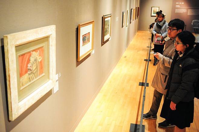 미술품은 다른 재테크 상품과 달리 실물을 곁에 두고 즐겨도 감가상각이 되지 않는 독특한 특성을 갖어서 장기 투자에 적합하다. 사진은 2016년 12월 23일 오후 부산 해운대구 시립미술관에서 열리고 있는 '이중섭, 백년의 신화' 전시회./부산=박주영 기자