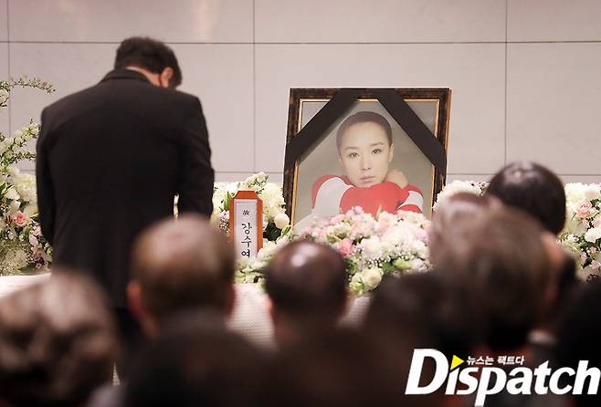 Beauty Stars More Beautiful than Stars, Goodbye.The last path of Actor Kang Soo-yeon was solid: not alone; Family, of course, and her colleagues, kept their place until the end of her departure.The funeral ceremony and design of Kang Soo-yeon was held at the funeral hall of Samsung Seoul Hospital in Seoul Gangnam District at 10 am on November 11.Everyone silently walked away so that they would not be lonely on the way.About 100 family and entertainment colleagues attended the day.Yo Ji-tae, Jung Woo-sung, Sol Kyoung-gu, Moon So-ri, Um Jung-hwa, Ye Ji-won, Shim Gun-ho, Kim Ah-joong, Lee Yong-nyeo and Kim Hyun-joo.Actor Yoo Ji-tae took on the funeral ceremony society.Thank you for joining us in the place where were leaving Suyeon Sunbather, he said calmly.Kim Dong-ho, director of Gangneung International Film Festival Director, Im Kwon-taek, Actor Moon So-ri, Sol Kyoung-gu, and Reministration of Protection.The last time he walked was also shown on video.Actor Sol Kyoung-gu read the eulogy: It would be a terrible scene to shoot even if it was unrealistic and a scene of a movie, but this place seems too cruel now.I recalled my first meeting with Kang Soo-yeon: When I was filming in 1998, he led me to an inexperienced movie.I was so happy to be Sunbathers first, he said.Sol Kyoung-gu said, My Friend, my sister, my Master, I will never forget the love and devotion you have sent me.I love you. He was sad and could not hide his tears.Reminiscent of Protection also paid tribute to the deceased. He shared the deceaseds own work, Jung-yi.Kang Soo-yeon was not sure it would be a special relationship with a huge actor, he said.Sunbather is going to tell World about the Korean movie by Acting, and if the Korean movie is known to World, it is like his job, Reminiscent of Protection said. Sunbather is the Korean movie itself.I have to go back to the studio instead of making an eternal farewell and face Mr. Sunbather and worry about a new movie.Kang Soo-yeons Acting is now a progressive form. The design was solemn and reverent: after the twenty-minute ceremony, the coffin where the deceased was asleep was a Pilgrim.Family of the deceased took a photo of the portrait.Jung Woo-sung and Sol Kyoung-gu, who were in charge of funeral committee and memorial service at the funeral ceremony, comforted the way to leave with a pilgrimage directly in front of them.Everyone could not hide their sadness. Sol Kyoung-gu seemed to be shocked. He shook his head quietly and said nothing.Jung Woo-sung also looked at the photo of the deceased with a firm expression.Yo Ji-tae overtook his colleagues; beat them on the back of Jung Woo-sung and Sol Kyoung-gu, comforting them.I looked at the a Pilgrim image car with a dead person.Moon So-ri said his final farewell. Too early and sudden. His eyes were red. He wiped away the tears from the middle.After a short design ceremony, a pilgriimage car headed for the long place. Everyone could not easily leave even though a pilgriimage car left.I gave my last greeting to the deceased with a hard silence.In 1969, the deceased began his career as an actor in the exclusive role of Dongyang Broadcasting. In 1983, he became a youth star with the drama High School Diary.In 1987, she started her heyday with the film The Youth Sketch of Mimi and the withdrawal. In the same year, she won the Womens Popular Award and the Best Actress Award at the 26th Daejong Award for We Go to Geneva Now.He is the first world star born by Korea, and won the Best Actress Award at the Venice International Film Festival in 1989 for the film Seed.It was the first East Asian Actor to win the award.Kang Soo-yeon also worked on the development of the domestic film industry; in 1996, he was a judge and executive committee member at the beginning of the Busan International Film Festival.In 2015-2017, he was the co-chair of the Vice International Executive Committee.The film is about Netflix, which was filmed in January last year. It was about nine years after the film was released.She collapsed from a brain haemorrhage at her home in Apgujeong-dong, Gangnam District on May 5; she was treated for cardiac arrest, but died on July 7.Today, Seoul will be buried in Yongin Park in Yongin City.
