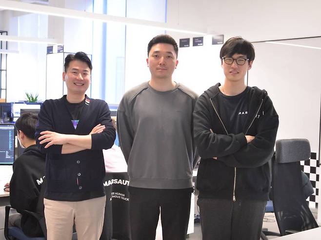 마스오토 박일수 대표(가운데)와 임규리 CTO(우), 김용수 COO(좌), 출처: IT동아