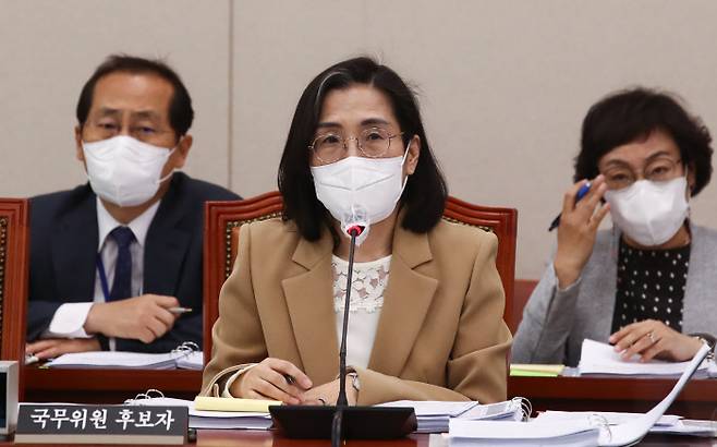 김현숙 여성가족부 장관 후보자가 11일 오후 국회에서 열린 인사청문회에서 의원질의에 답하고 있다. 국회사진기자단