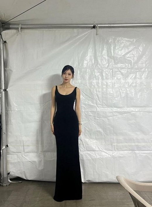 Actor Kim So-yeon, 42, showed off her goddess-like dress figureKim So-yeon shared a photo of the 58th Grand prize backstory on his Instagram on Wednesday.Kim So-yeon, in the photo, wore a round black long dress and took various postures. He boasted a remarkable dress digestion like a so-called So-yeon.The eyes were also on the legs without any flesh. The netizens responded that they were Goddess Kangrim, too pretty and beautiful.Meanwhile, Kim So-yeon attended the 58th Grand Prize held on the 6th as a prize winner.