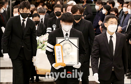 The late Kang Soo-yeon Actor was heard in the tears of fellow filmmakers: 56 years old.On the morning of the 11th, the funeral ceremony of the late Kang Soo-yeon was held at the funeral hall of the Seoul Ho-Am Art Museum funeral hall.The funeral ceremony was hosted by Actor Yo Ji-tae, director of Gangneung International Film Festival Director Kim Dong-ho, director Im Kwon-taek, Moon So-ri, Sol Kyoung-gu, and director of Reministration of Protection delivered the eulogy.I still dont feel real, I hope it was a scene in the movie, said Yo Ji-tae, who watched the society.Kim Dong-ho Director, a funeral chairman, said, A month ago, I looked healthy, but what happened?Our filmmakers gathered here to leave you with a ridiculous and sad heart.Kang Soo-yeon was a star and symbol that shined the film festival at the Busan International Film Festival. Im Kwon-taek, who was special with the deceased, said, Like Su-yeon, like a daughter like Friend, like a brother...You were always there, but what was so busy that you hurried.Take a rest, he said.Sol Kyoung-gu beamed, saying: Im sad and heartbreaking and I dont know what to say - I miss you so much.Also, Actor Moon So-ri said, Sister goes well. After swallowing crying, I will not forget the Sister mind about Korean movies.I will not forget the face and voice of Sister. When we meet next time, we will film together Sister. Reminiscent of protection director who accompanied the movie Jung-yi, which became the masterpiece of the late Kang Soo-yeon, recalled him.If this funeral ceremony ends and you say eternal goodbye, you will go back to the editorial room and face Kang Soo-yeon Sunbather, said Yan. Kang Soo-yeon Sunbather itself is a Korean movie.Im going to be the last bag of Sunbather, he said.After the funeral ceremony, Actor Jung Woo-sung and Sol Kyoung-gu together on the last road of the deceased in front of them.Many who loved the deceased were ferocious while the coffin containing the remains of the late Kang Soo-yeon was a Pilgrim.The late Kang Soo-yeon was found in cardiac arrest at his home in Apgujeong-dong, Gangnam-gu, Seoul on May 5.He was diagnosed with intracranial hemorrhage (ICH) and was treated in the intensive care unit, but he finally died at 3 pm on the 7th without regaining consciousness.The late Kang Soo-yeon emerged as a youth star, starting as a child actor and appearing in Whale Hunting 2 (1985) and Mimi and the Youth Sketch of the withdrawal (1987).He became the first world star in Korean film to receive the Best Actress Award at the Venice International Film Festival in 1986 for Seeds directed by Im Kwon-taek.She also won the Best Actress Award at the Moscow International Film Festival for her Aze Aze Baraise (1989), which showed her acting soul with shaved hair, and in the 1990s, she made numerous headlines including The Falling is Wings (1989), The Way to the Racecourse (1991), Blue in You (1992), Go Alone Like a Horn of Muso (1995), The Dinner of the Maids (1998) I put it out.In 2001, she was loved by viewers for her drama Yeo In-cheon Ha.He also served as screen quota guardian angel to defend Korean films against US trade pressures. In 2015, when the Busan International Film Festival was in crisis due to government interference, he took over as co-executive chairman and set out to defend the Busan International Film Festival.He served as executive chairman of the Busan International Film Festival at its most difficult time until 2017 and dedicated himself to the festival.He was a star who informed Korean films all over the world beyond the excellent actor, and a role model of a powerful leader and female filmmaker. He recently appeared in Reminiscent of Protections new film Jung Yi (Gase), and announced his return to the screen.Jangji is Yongin Memorial Park.