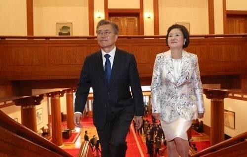 지난 2017년5월10일 취임식 이후 청와대에 도착한 문재인 대통령과 김정숙 여사. 연합뉴스