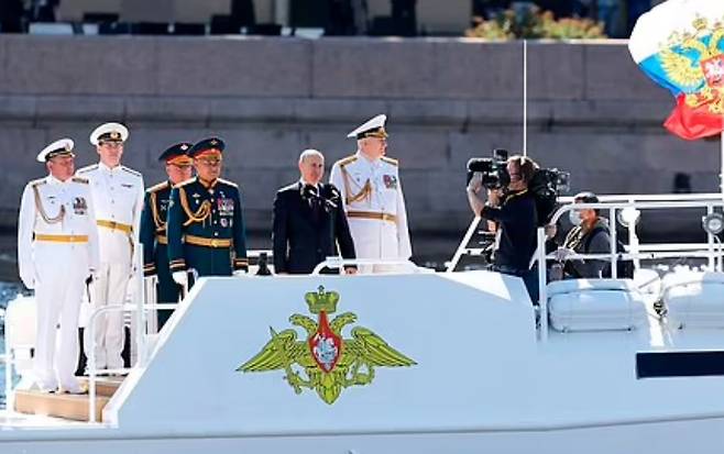 지난 2020년 퍼레이드 선박에 탑승한 푸틴 대통령의 모습
