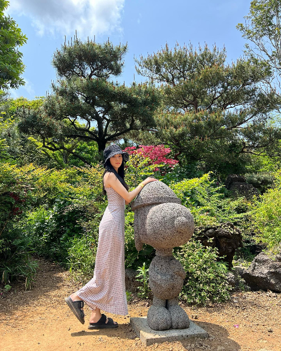 JiSoo posted several photos on his instagram on the 11th, saying, The sun was bright and the snoopy was cute.The photo showed JiSoo, who visited Snoopy Garden in Jeju Island. JiSoo showed off her sculptural figure just in a dress.It also attracted fans attention with its cute charm rather than character Snoopy.Meanwhile, JiSoo also acted as an actor as a member of BLACKPINK.