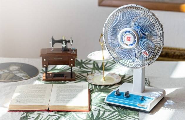 신일전자가 12일 출시한 '탁상형 레트로 선풍기'