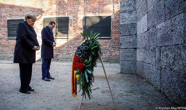2019년 12월 앙겔라 메르켈 독일 총리(왼쪽)가 나치의 유대인 학살이 자행된 폴란드의 아우슈비츠-비르케나우 강제수용소를 찾아 ‘죽음의 벽’ 앞에서 묵념하고 있다. 독일 현직 총리가 이 곳을 찾은 것은 세 번째였다. 당시 방문 연설에서 메르켈은 “그 범죄를 기억하는 것은 절대 끝나지 않을 의무”이며 “이러한 책임을 인식하는 것은 우리 국가의 정체성의 일부”라고 말했다. 열린책들 제공