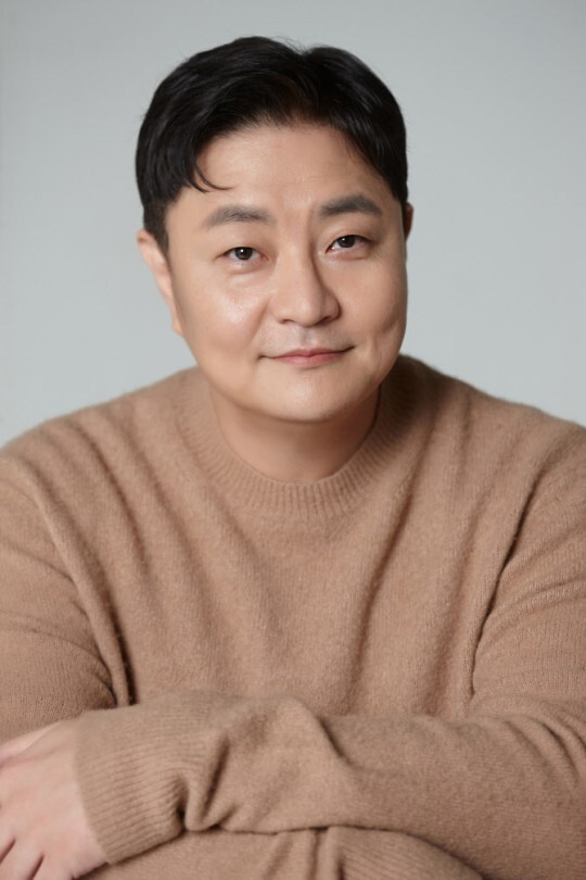 First wife and marriage break down for only four yearsDJ DOC said on December 12, Jeong Jae Yong is right to divide his wife due to his personality difference.Jing Jae Yong finished the documentation related to the duty procedure in March, and his daughter was reportedly raised by his wife.19 years old 2018Young-has girlfriend and marriage Jeong Jae Yong got a girl in May of the following year.He appeared on MBC entertainment program Radio Star in June last year and publicly showed his affection by releasing his love story with his wife, but he was hit by a marriage in four years.With Jeong Jae Yong divorcing, DJ DOC became dolling for two of its three members; earlier in 2020, member Lee Ha-neul announced the fact of a consensus divorce.In the sudden divorce of Jeong Jae Yong, the netizens are not able to hide their shock.Meanwhile, Jeong Jae Yong was loved by hits such as Im Like This, Run to You, and DOC and Dance after his debut with DJ DOCs second album, Murphys Law, in 1995.