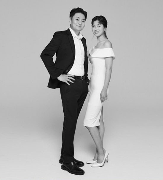 First wife and marriage Divorce in four yearsDJ DOC Jeong Jae Yong was crushed after four years of marriage.It has been reported that Jeong Jae Yong recently completed the divorce procedure with his wife.Jing Jae Yong concluded the divorce process with his wife in March, and his daughter, who was in the middle of the day, was raised by his wife Lee Sun-ah.Jeong Jae Yong and 19 years oldLee Sun-ah, a younger Icia native, posted a marriage ceremony in 2018 after meeting and forming a relationship through the 2016 Ajay Show.After five months of marriage, Jeong Jae Yong and Lee Sun-ah were congratulated for the news of their daughter.Jing Jae Yong also lost 31kg and re-shot his wife and wedding picture.At the time, Jeong Jae Yong said, I was so sorry for my wife until three years later because I took a picture of marriage with my nine-year-old wife and marriage and took a picture of marriage.After losing weight, I decided to take a wedding picture with my wife in a wonderful way first, and I am so glad to be able to keep that promise.The appearance of Jeong Jae Yong and Lee Sun-ah on the basis of personality difference is gathering topics.The two came together on TVNs Free Dr. Freehan which was broadcast last July, and revealed their love story; however, Lee Sun-ah said at the time, Im still happy.I do not know what to do in the future, he said, and Jing Jae Yong said, Anxiety .