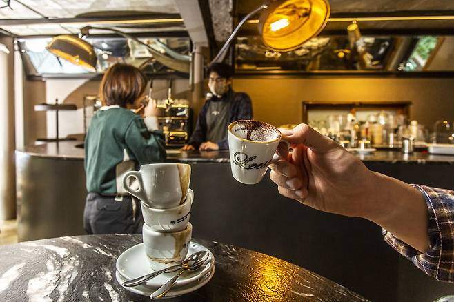 이탈리아처럼 바(bar)에 서서 마시는 에스프레소를 유행시킨 '리사르커피' 청담점./이신영 영상미디어 기자