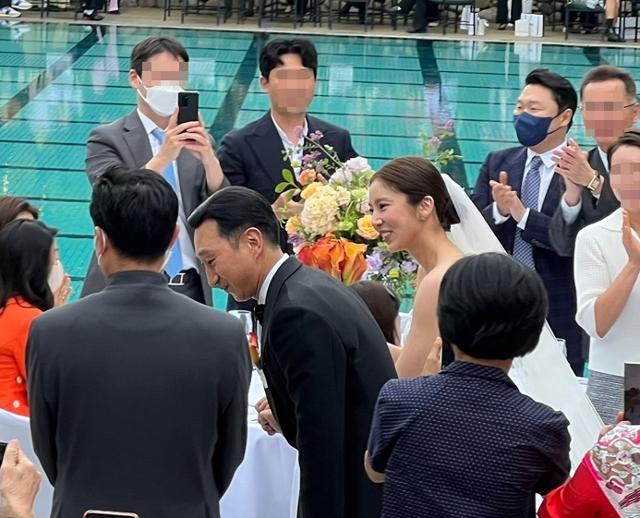 Actor Son Dam-bi and speed skating former national team Lee Kyou-hyuk rang the wedding march amid the blessings of their entertainment colleagues.Son Dam-bi and Lee Kyou-hyuk held an outdoor marriage ceremony at Grand Hyatt Seoul in Hannam-dong, Yongsan-gu, Seoul at 4:30 pm on the 13th.The marriage ceremony was held on an unprecedented basis, and KBS N Sports Lee Dong-geun announcer, who boasts of friendship with Lee Kyou-hyuk, took charge of the society.The celebration was sung by singer Psy, 2AM JoKwon and Imsung.On this day, various guests attended the ceremony including Son Dam-bi, close actor Gong Hyo-jin, Kim Goo Eun Soy Hyun and broadcaster Seo Jang Hoon.Son Dam-bi and Lee Kyou-hyuk made a connection with SBS entertainment program The Kiss and Cry in 2011.Recently, in SBS Sangmyonmong Season 2 - You are My Destiny, they have been dating for more than a year during The Kiss and Cry.I have not been able to die like now, he confessed. I made a fiery love. The pair officially announced marriage in January; Son Dam-bi delivered the marriage news in a handwritten letter, saying: Theres someone who wants to live with.He made me know that he was happy. On the day of the marriage ceremony, Son Dam-bi also released a bouquet of flowers and a luxury bag photo with the article marriage celebration gift through SNS.Lee Kyou-hyuk is the youngest national team ever to establish a world record of 1000m in 1997 and 1500m in 2001.After retiring after the Sochi 2014 Winter Olympics, he signed an exclusive contract with IHQ last September.