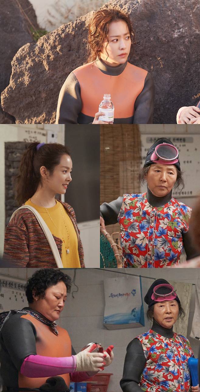 ‘우리들의 블루스’ 한지민이 해녀 공동체서 내쫓길 위기에 처한다.사진=tvN 제공