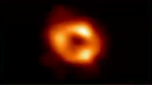 ▲'궁수자리 A'로 불리는 우리은하 중심부의 블랙홀 이미지. 중심의 검은 부분은 블랙홀과 블랙홀을 포함하는 그림자이고, 고리의 빛나는 부분은 블랙홀의 중력에 의해 휘어진 빛이다. (사진=한국천문연구원 제공)