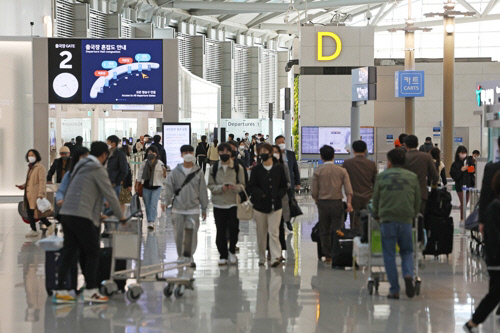 인천국제공항 1터미널에서 탑승객들이 출국하기 위해 이동하고 있는 모습. 연합뉴스