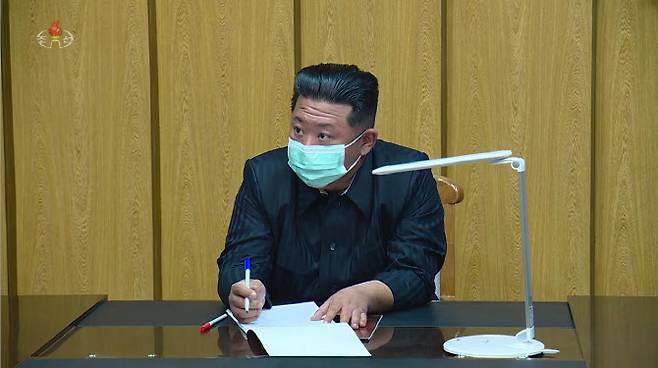 김정은 북한 국무위원장이 코로나19 확산 대응을 위해 12일 평양의 국가비상방역사령부를 방문해 회의를 주재하고 있다. 사진=조선중앙TV