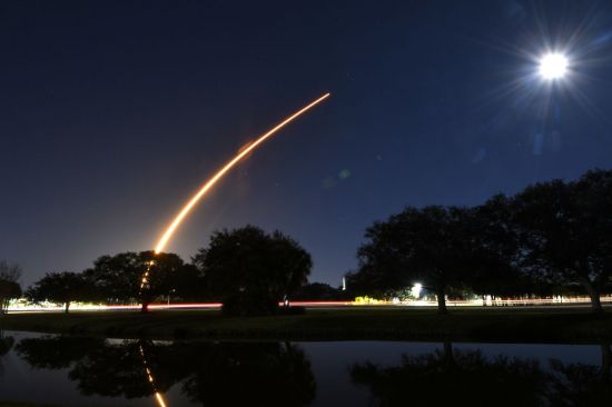 지난 1월 미국 플로리다주 케네디 우주센터에서 스타링크 위성을 실은 스페이스X의 팰컨9 로켓이 발사되고 있다. [이미지출처=연합뉴스]