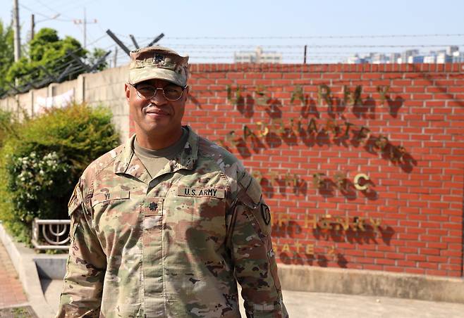 준 이 중령이 갓난아기였을 때 바구니에 담긴 채 맡겨졌던 대구의 미군부대 문 앞에 서 있다. 그는 현재 해당 부대에서 정보장교로 근무한다. /미 육군 홈페이지