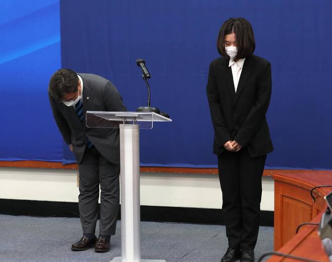 박지현, 윤호중 더불어민주당 공동비상대책위원장이 12일 오후 서울 여의도 국회에서 성비위 사건으로 제명된 박완주 의원과 관련해 고개 숙여 사과하고 있다. (공동취재) ⓒ News1 이재명 기자
