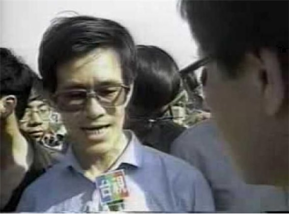 <1989년 톈안먼 광장의 시위 현장에서 언론과 인터뷰를 하고 있는 옌자치의 모습. 사진/중국인터넷>