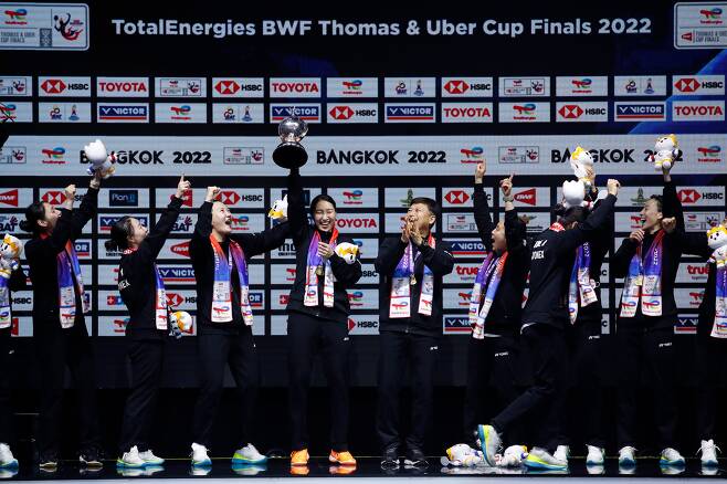 14일 우버컵에서 승리한 한국 여자 배드민턴 선수들이 시상식에서 트로피를 들어올리고 있다./EPA연합뉴스