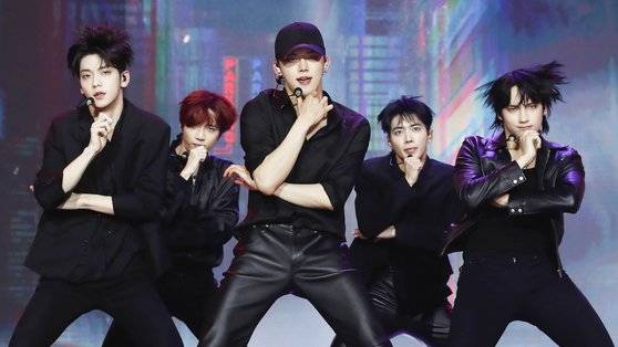 포스트 BTS가 될까. 빅히트뮤직 소속 투모로우바이투게더(TXT) 수빈(왼쪽부터), 태현, 연준, 범규, 휴닝카이가 9일 서울 광진구 예스24라이브홀에서 열린 쇼케이스 무대에서 신곡을 선보이고 있다. 이날 발매된 이들의 미니앨범은 하루만에 92만장이 팔렸다. 뉴스1