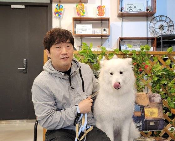 은퇴한 특수견을 위한 복지단체 '아워비전'을 설립한 권영율(44) 대표. 함민정 기자