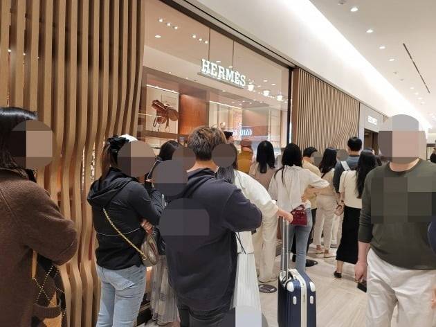 서울 서초구 신세계백화점 강남점 에르메스 매장 앞에 대기 번호를 받기 위해 줄을 선 모습.