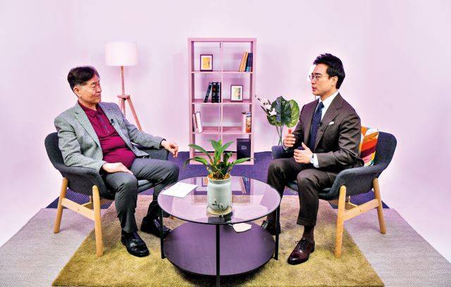 김영훈(왼쪽) 대성그룹 회장이 지난달 29일 서울 여의도 국민일보 스튜디오에서 강은도 목사를 만나 다음 세대 선교에 대해 대담을 하고 있다. 사진=신석현