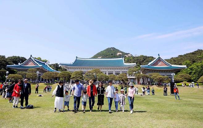 5월 10일 오후 서울 종로구 청와대가 일반 시민들에게 개방됐다. 시민들이 청와대 본관 앞 잔디밭을 거닐고 있다.[사진 = 이승환 기자]