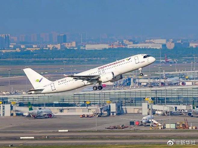 [서울=뉴시스] 중국이 독자 개발한 중형 여객기 C919가 항공사 인도를 앞두고 14일 시험비행에서 성공했다. 상하이 푸둥공항에서 시험비행에 나선 C919가 이륙하고 있다. <사진출처: 신화통신 웨이보> 2022.05.14