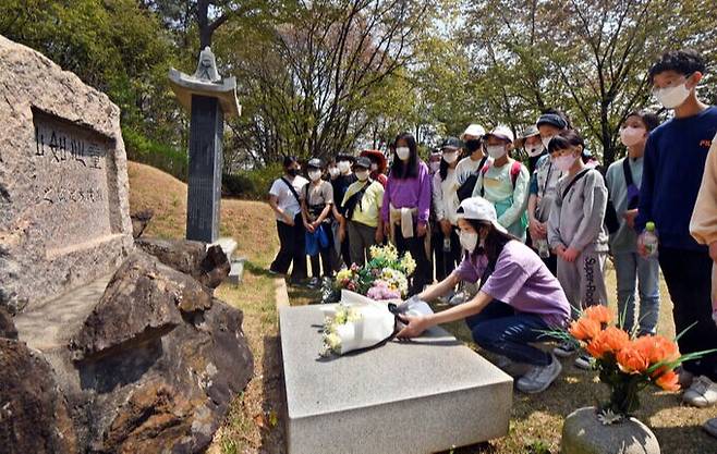 망우공원에 영면한 소파 방정환 선생의 묘역을 찾은 인근 학교 어린이들이 힐링 산책을 한 후 헌화와 묵념을 하고 있다.