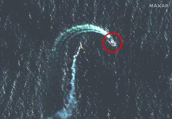 즈미니섬(뱀섬) 인근에서 우크라이나군의 미사일을 피해 급선회하는 러시아 상륙정의 모습. 사진=맥사 테크놀로지