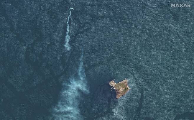 우크라이나군의 미사일을 피해 급선회하는 러시아 상륙정과 뱀섬의 전경. 사진=맥사 테크놀로지