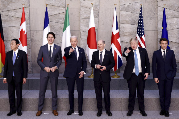 조 바이든 미국 대통령(왼쪽에서 세번째) 등 주요 7개국(G7) 정상이 24일(현지시간) 벨기에 브뤼셀에서 기념 사진을 찍고 있다. AP