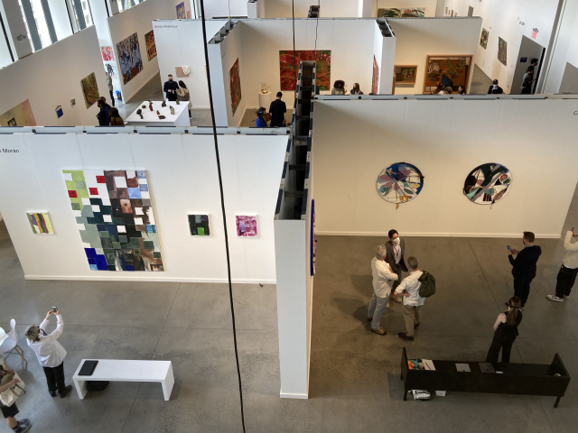 뉴욕 트라이베카의 스프링 스튜디오에서 개막한 인디펜던트 아트페어에 올해는 67개의 갤러리가 참가했다.