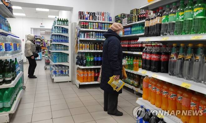 러시아 모스크바 인근 도시 포돌스크의 슈퍼마켓에서 장보는 러시아 시민 [EPA 연합뉴스 자료사진. 재판매 및 DB 금지]