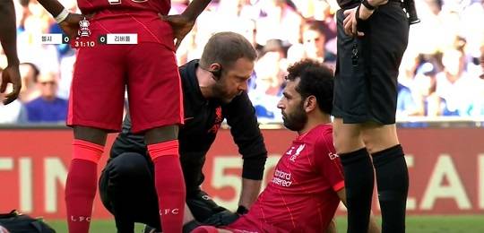 리버풀의 모하메드 살라가 15일 첼시와의 FA컵 결승에서 부상으로 쓰러진 뒤 구단 의료진과 이야기하고 있다. (출처=중계영상 캡처)